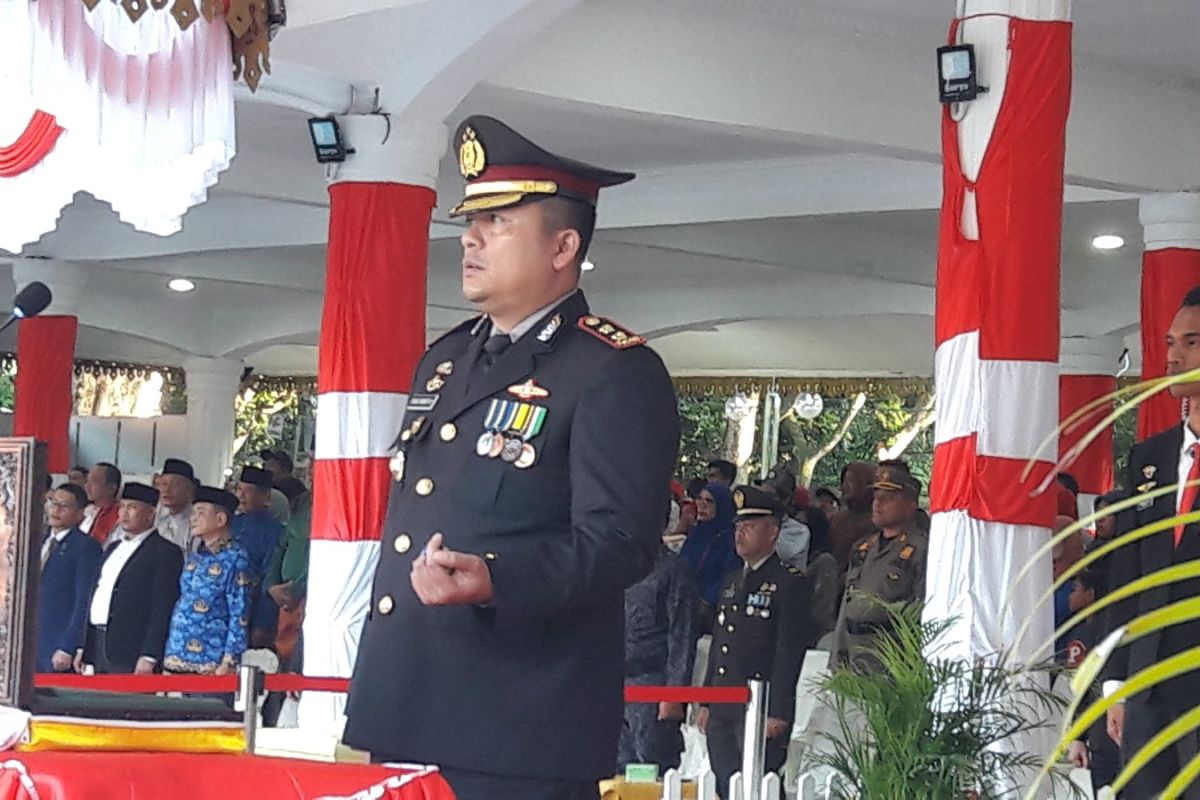 Kapolres Langkat AKBP Faisal Simatupang irup penurunan bendera HUT RI Ke-78