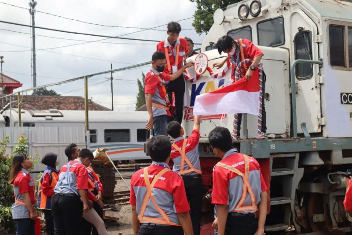 PT KAI dan Komunitas Pecinta KA hias lokomotif bertema Merah Putih