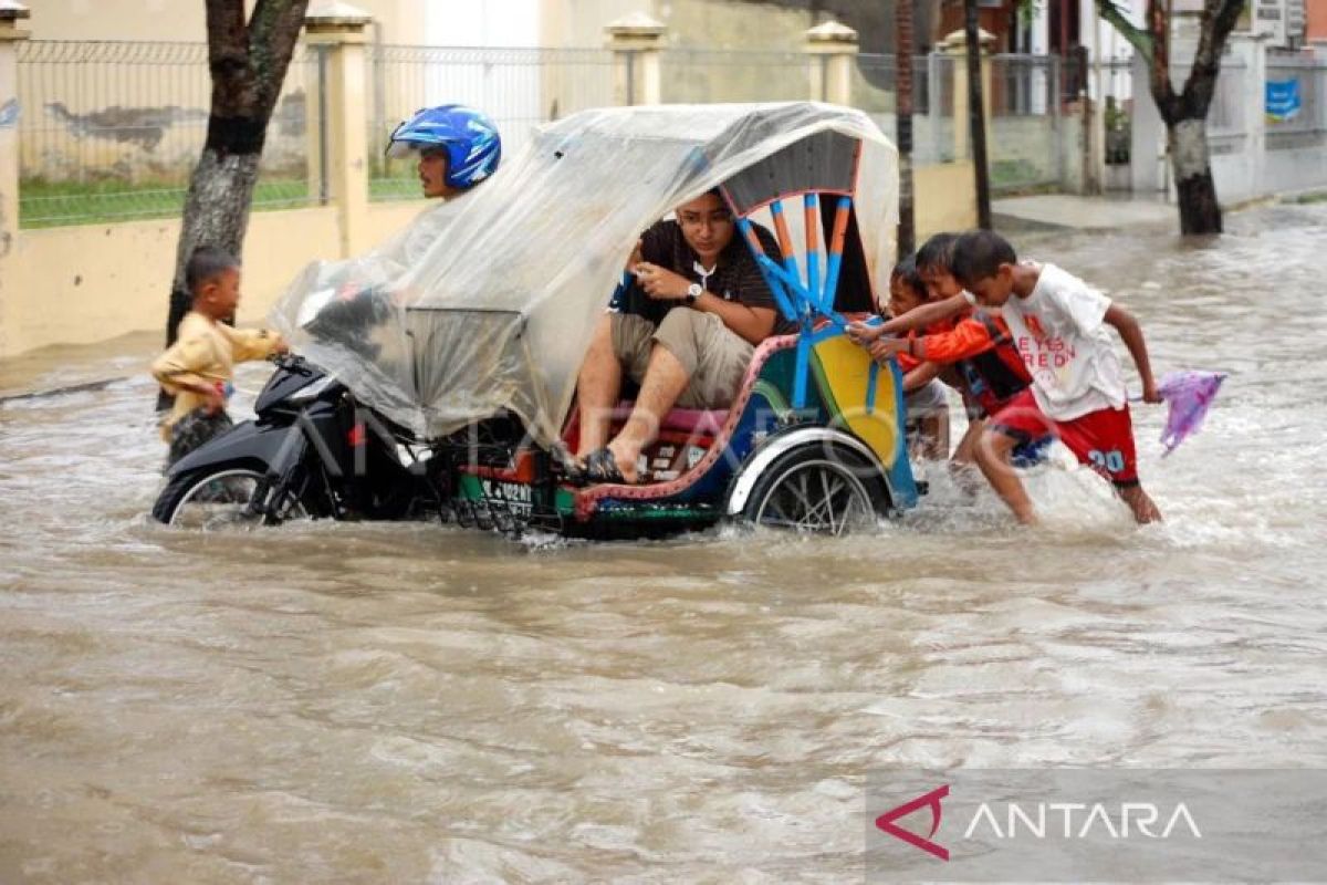 BMKG imbau warga Aceh waspada banjir dan longsor akibat hujan deras
