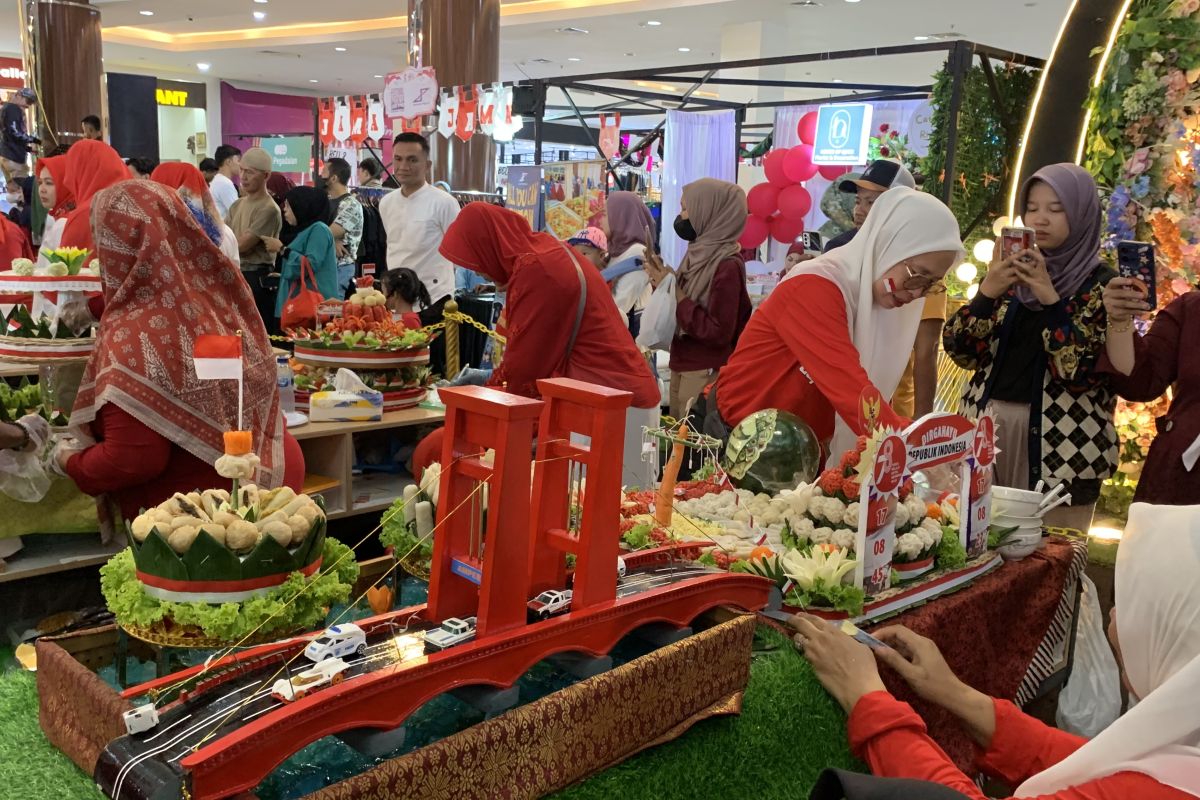 Asosiasi  Pempek beraksi bikin tumpeng pempek  HUT RI