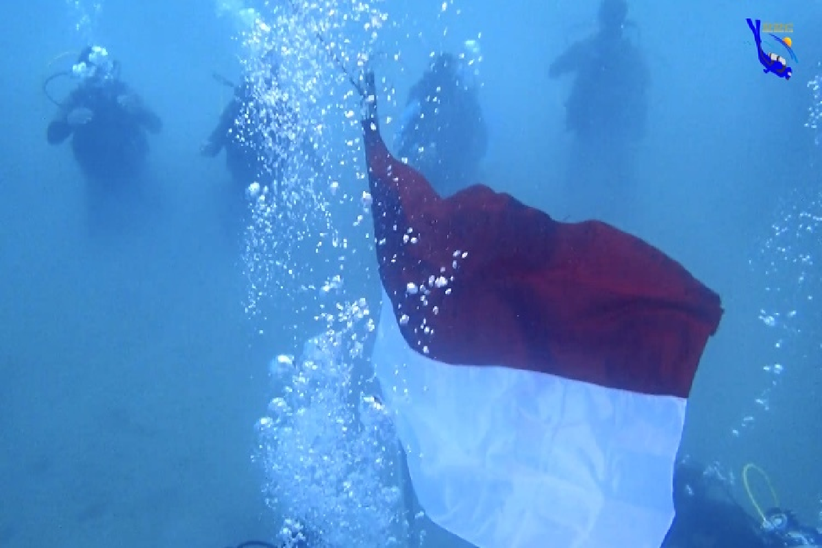 Mahasiswa USK kibarkan bendera Merah Putih di bawah laut Aceh Besar