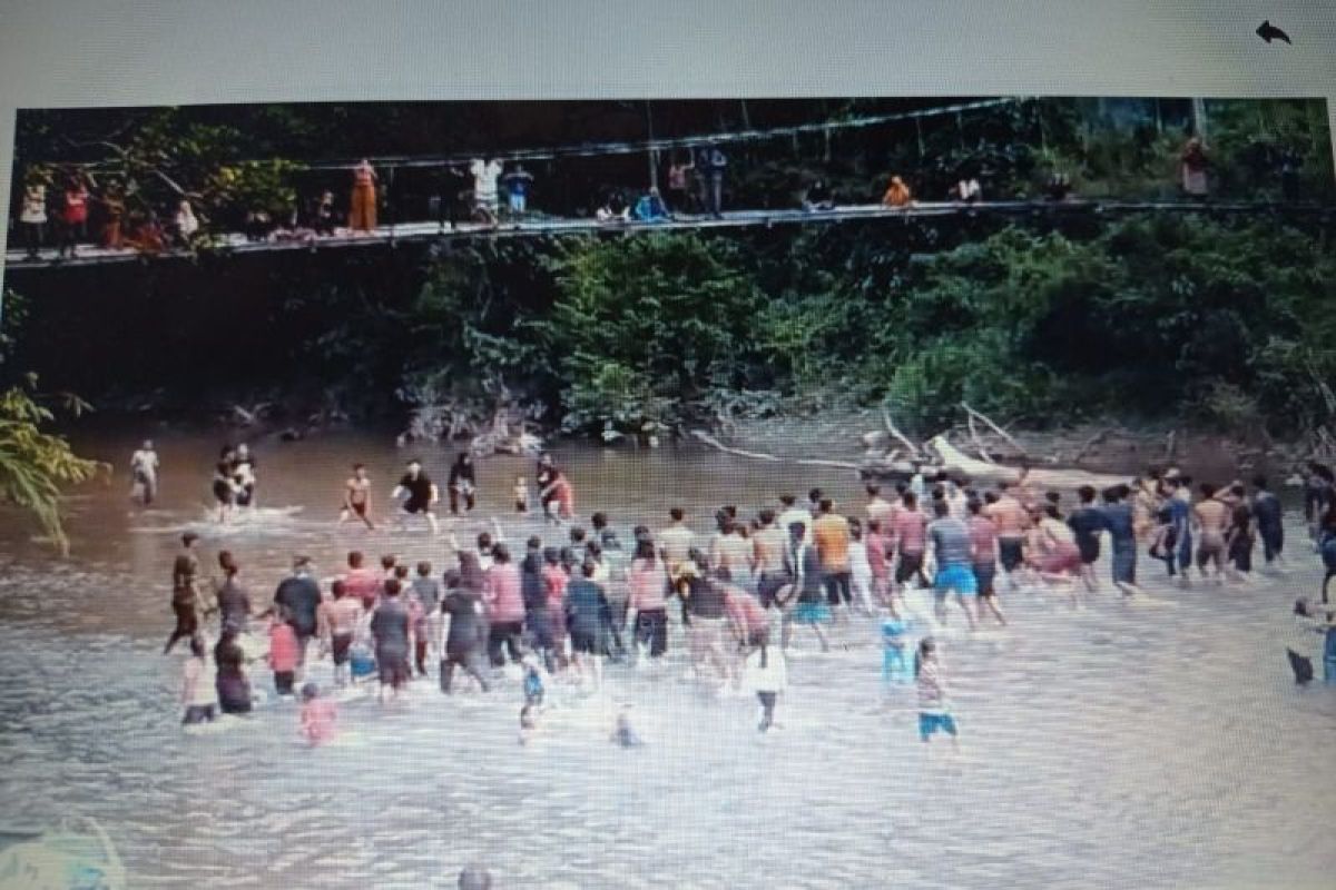 Jembatan Nanga Mentukak putus, puluhan orang jatuh dan luka-luka