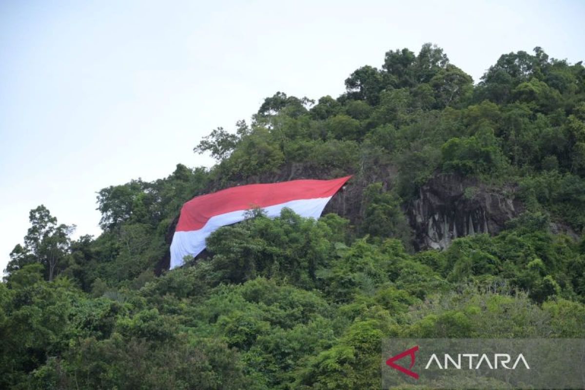 Mahasiswa butuh waktu delapan jam kibarkan bendera raksasa di Aceh Jaya