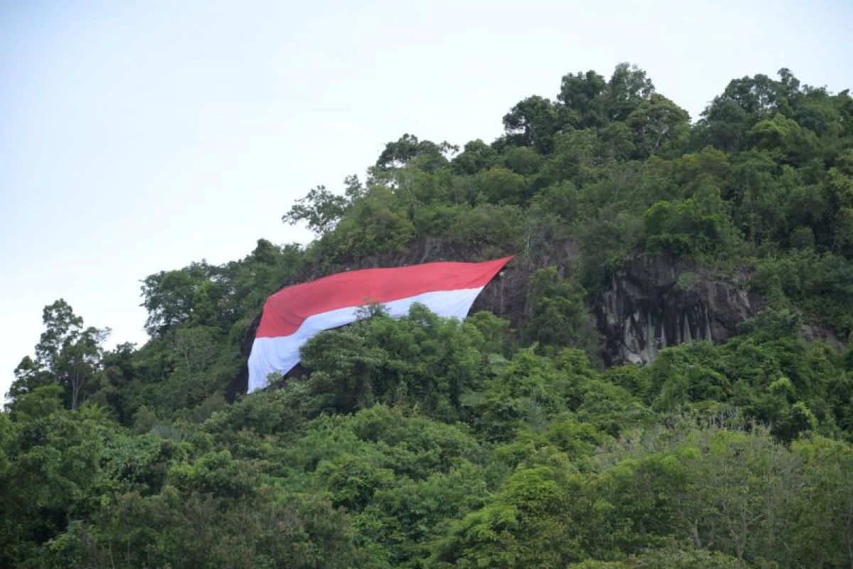 Mapala USK kibarkan bendera raksasa di tebing pada HUT RI