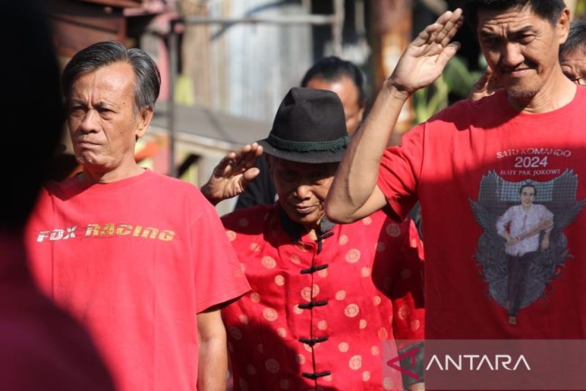 Puluhan warga keturunan Tionghoa upacara HUT RI di Tambak Bayan Surabaya
