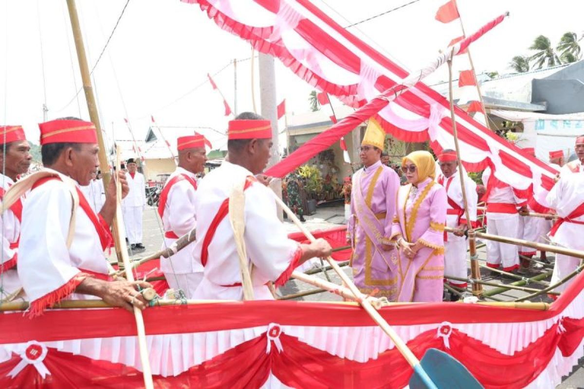 Mendes-PDTT pimpin upacara HUT RI di Pulau Miangas-Sulut dengan pakaian adat Pariwung