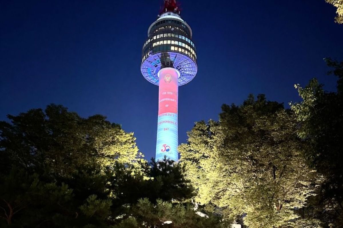 Lampu bertema merah putih hiasi tempat ikonik di Korea Selatan