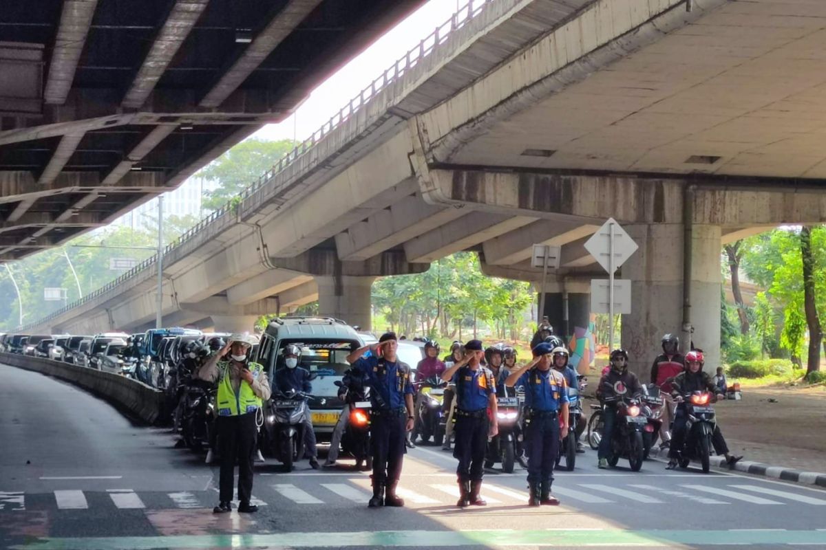 Hening cipta HUT RI, ratusan kendaraan dihentikan di Jakarta Timur