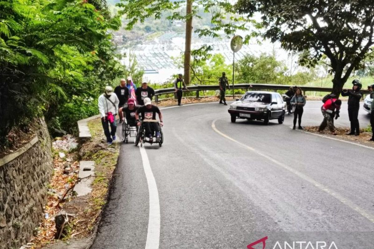 Penyandang disabilitas di Bali kayuh tanjakan sepanjang lima km bawa Merah Putih