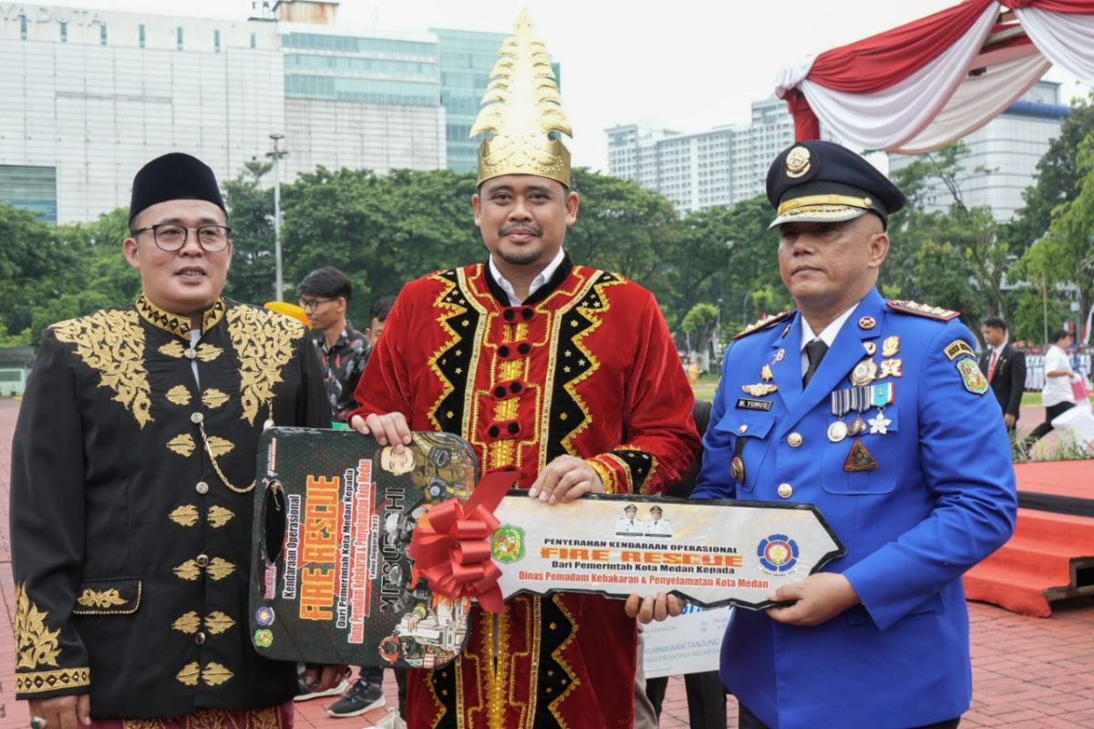 Wali Kota Medan serahkan kartu BPJS Ketenagakerjaan kepada pekerja rentan