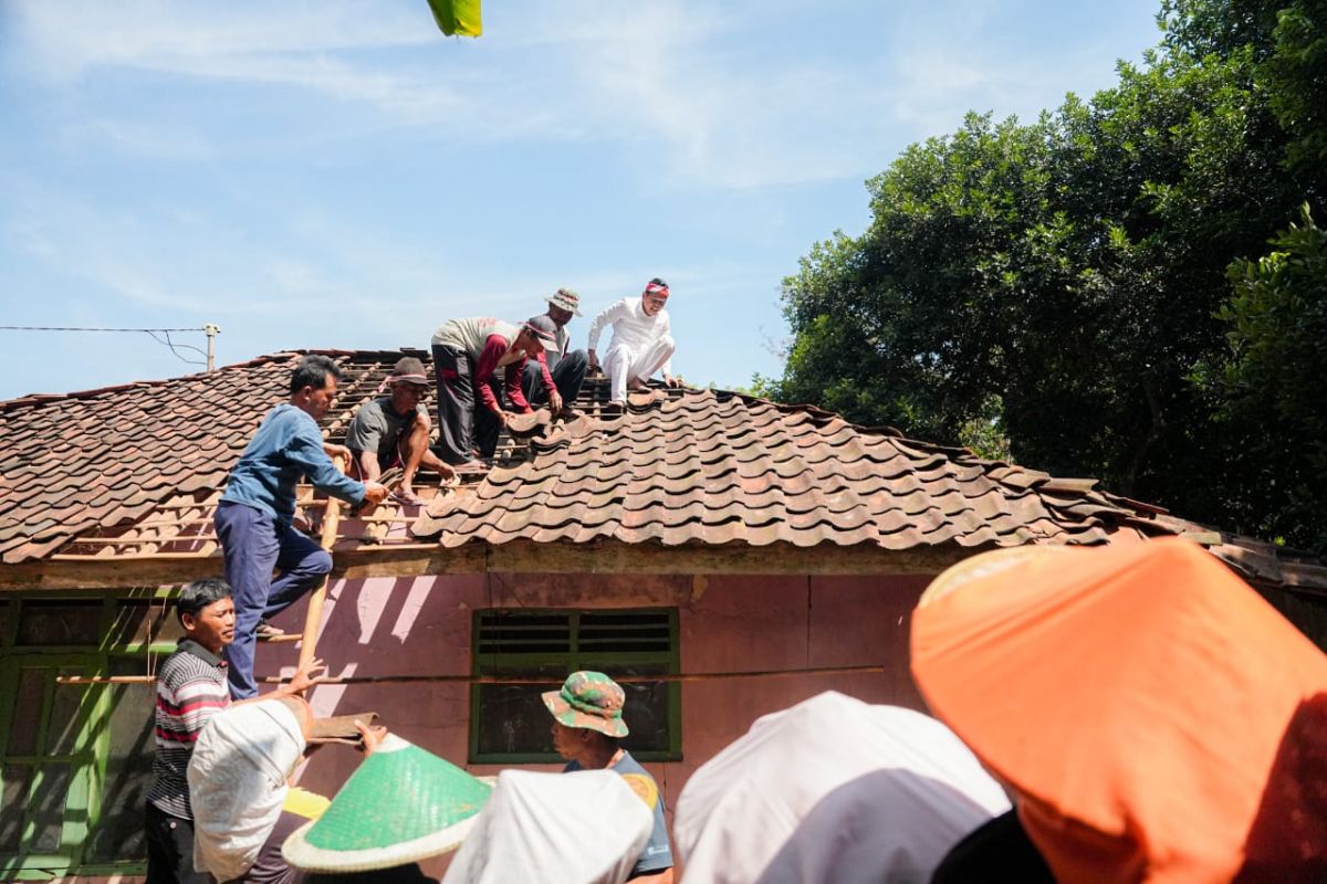 Anggota DPR Dedi Mulyadi jadi komandan bedah rumah warga di Subang pada HUT RI