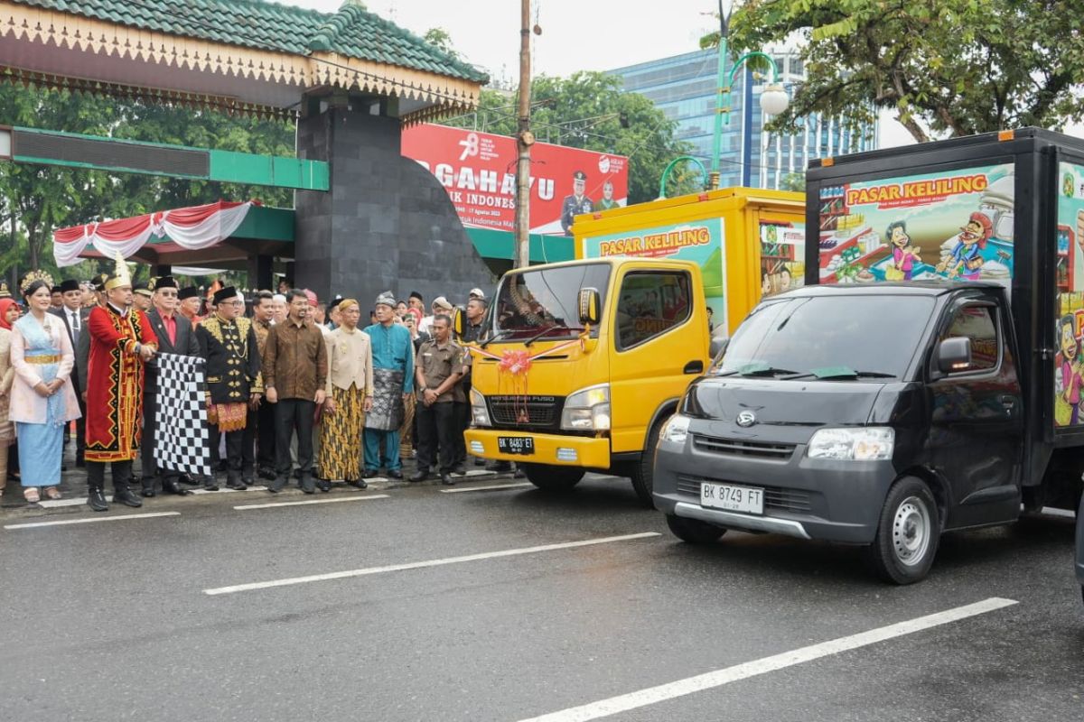 Wali Kota Medan meluncurkan mobil pasar murah di HUT Kemerdekaan RI