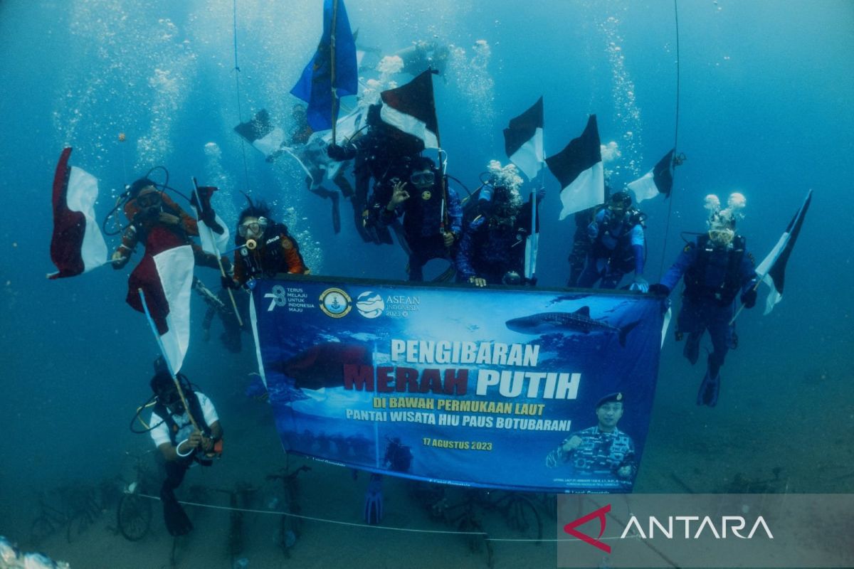 Lanal Gorontalo dan unsur terkait kibarkan bendera di dalam laut