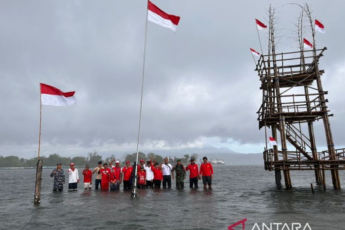 Nelayan dan pelaku pariwisata Gilimanuk rayakan HUT RI di tengah laut