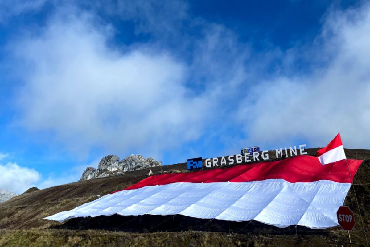 PT Freeport Indonesia pecahkan rekor dunia pembentangan Bendera Merah Putih