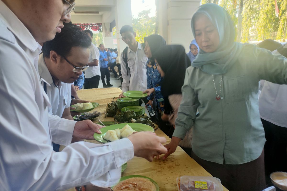 Peringati HUT Kemerdekaan Indonesia ditandai makan bersama kuliner khas daerah