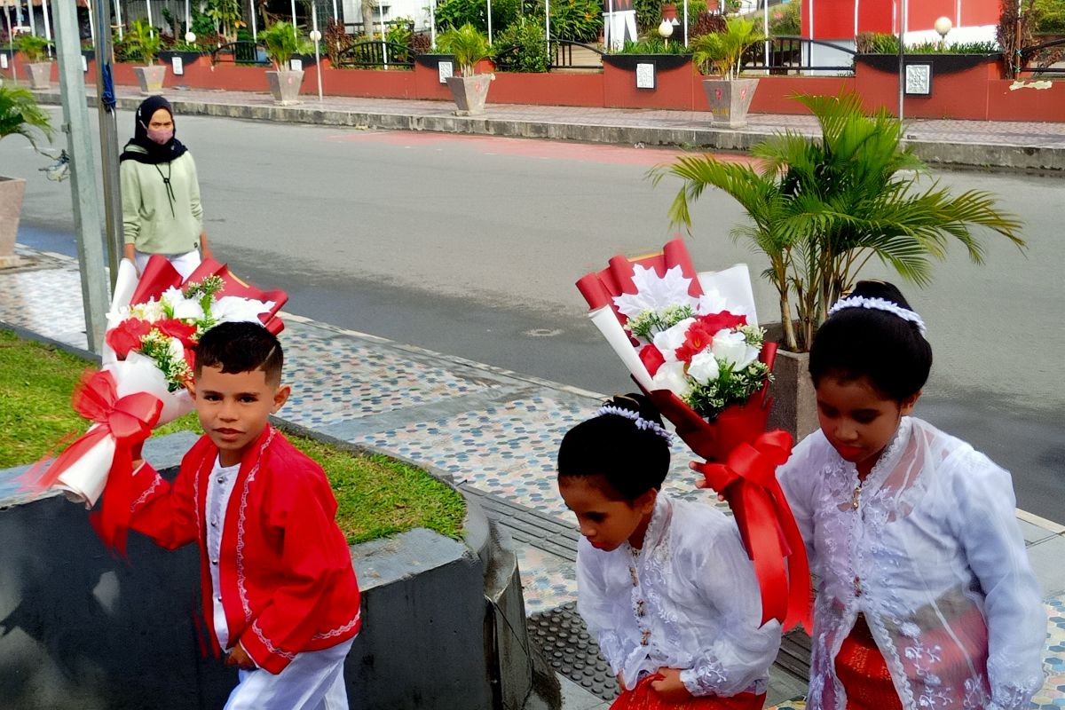 Anak-anak di Ambon ikuti upacara HUT RI 78 gunakan pakaian adat