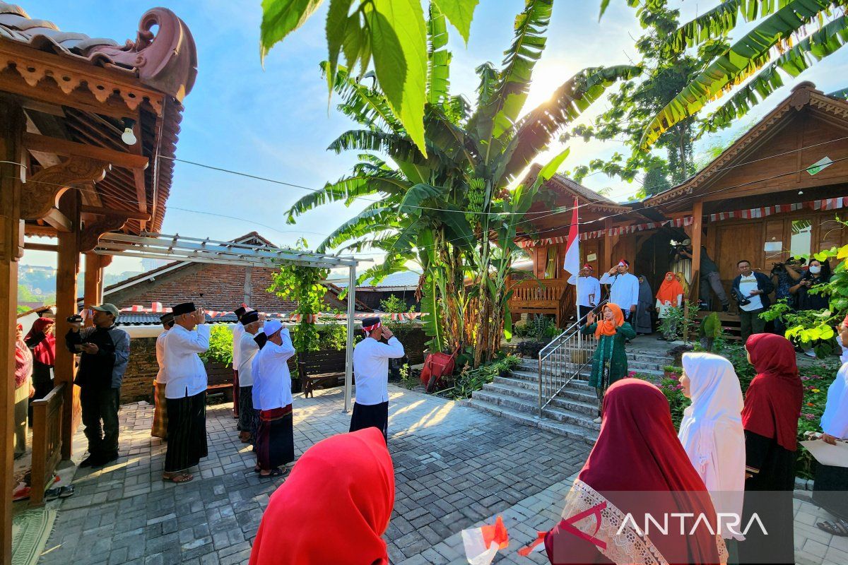 Saat puluhan santri lansia di Semarang ikuti upacara HUT ke-78 RI