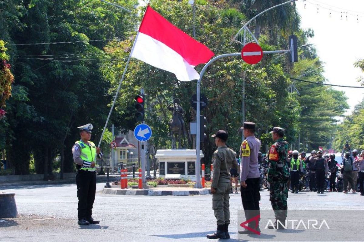 Polrestabes Surabaya peringati HUT ke-78 RI bersama pengguna jalan