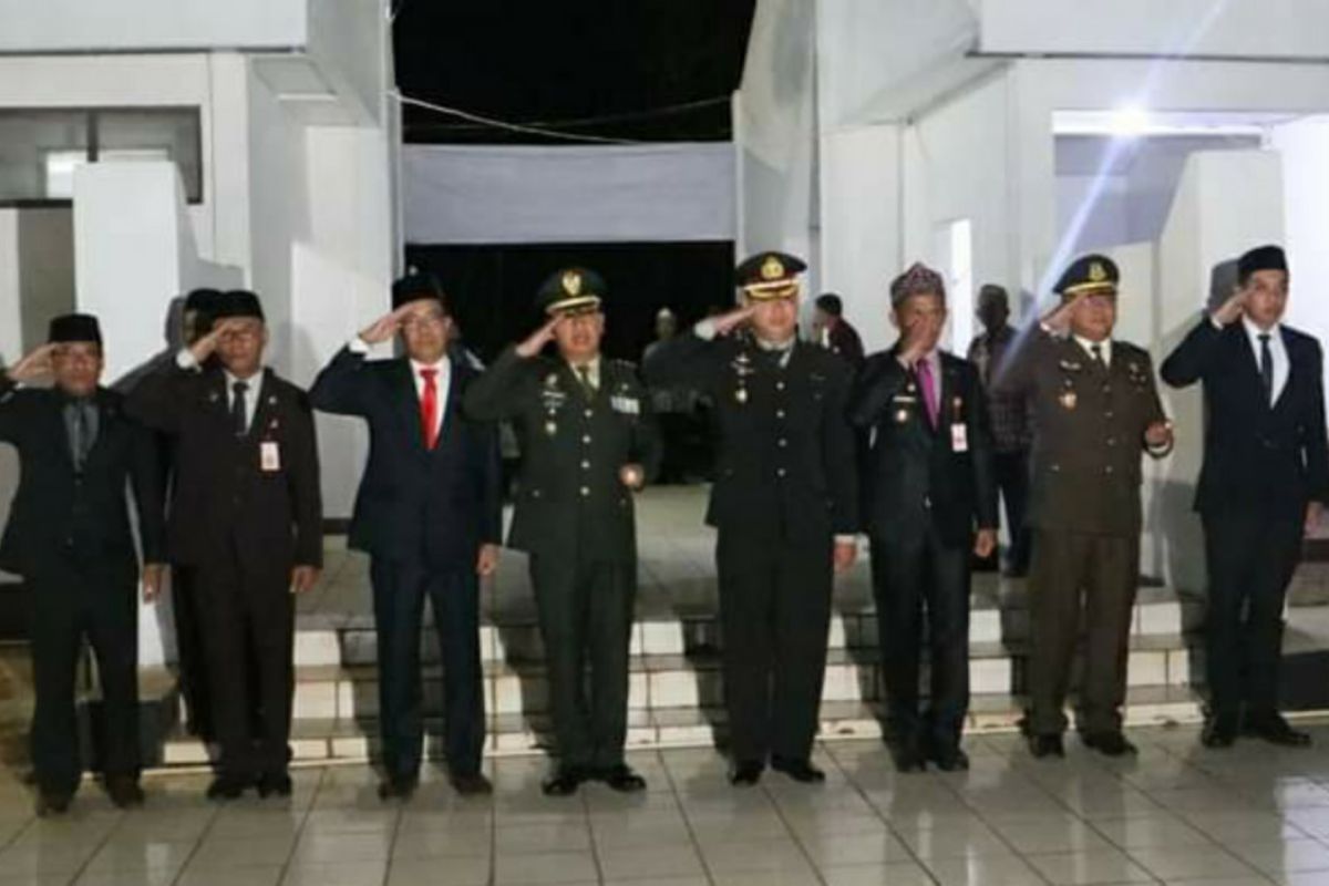 Pemkab Tala upacara kehormatan dan renungan suci di Taman Makam Pahlawan