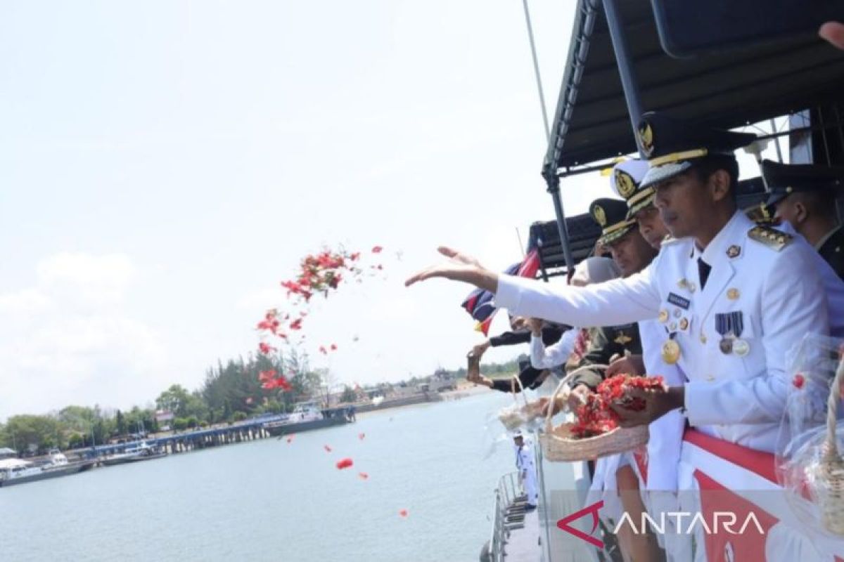 Pj Gubernur Suganda hadiri upacara tabur bunga di atas KRI Kalmanau