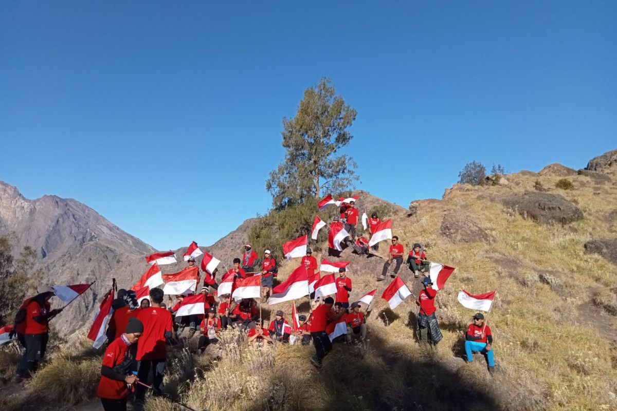 HUT RI, Lombok Tengah kibarkan bendera di pelawangan Gunung Rinjani