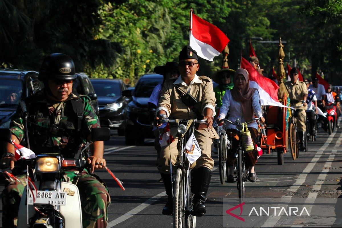 Keliling Surabaya, cara komunitas sepeda kuno semarakkan HUT ke-78 RI