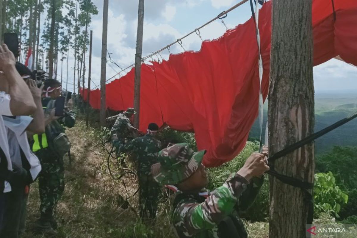TNI AD bentangkan Merah Putih 110x50 meter di Glamping Kota Nusantara