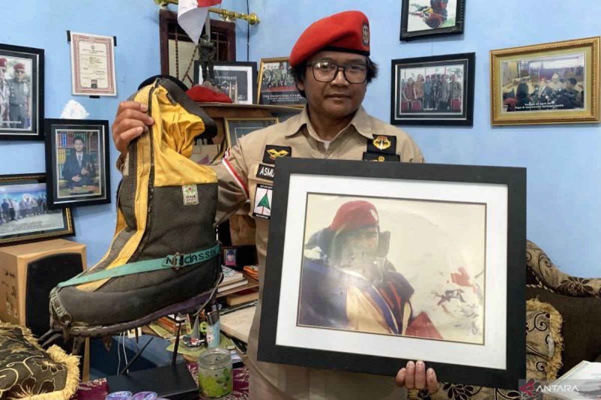 Kisah Asmujiono kibarkan Bendera Merah Putih di Puncak Everest