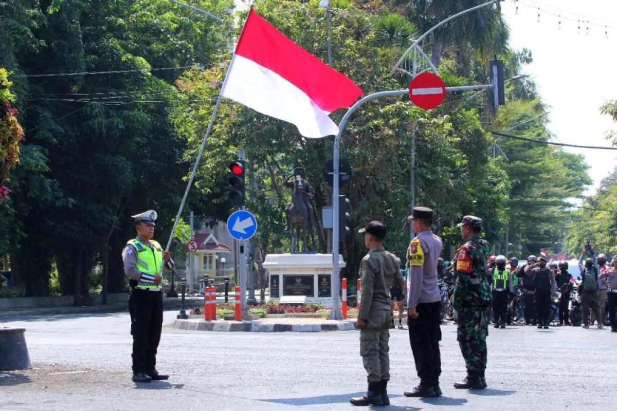 Polrestabes Surabaya peringati HUT ke-78 RI bersama pengguna jalan