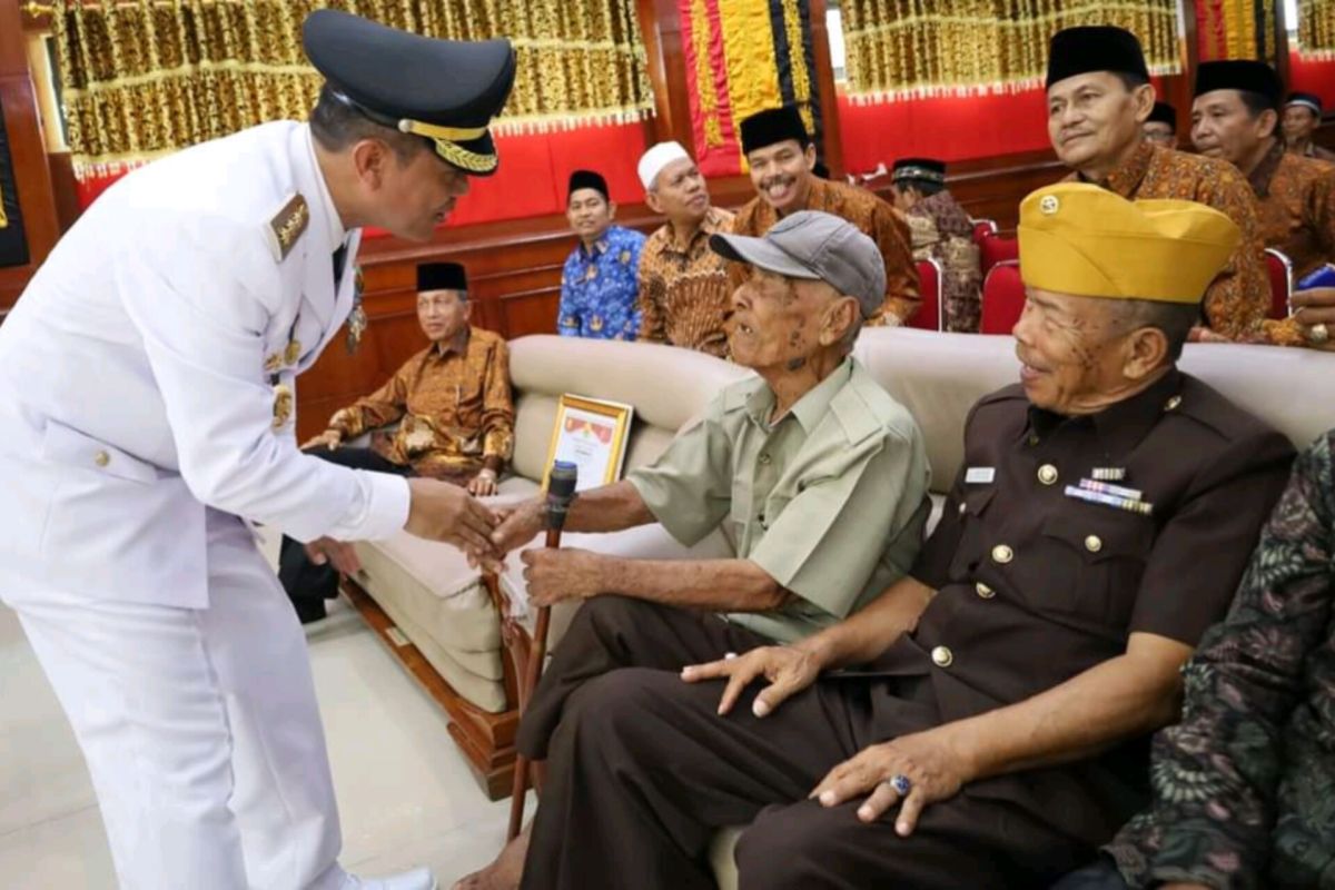 Pemkot Pariaman jalin silaturahmi dengan veteran usai upacara