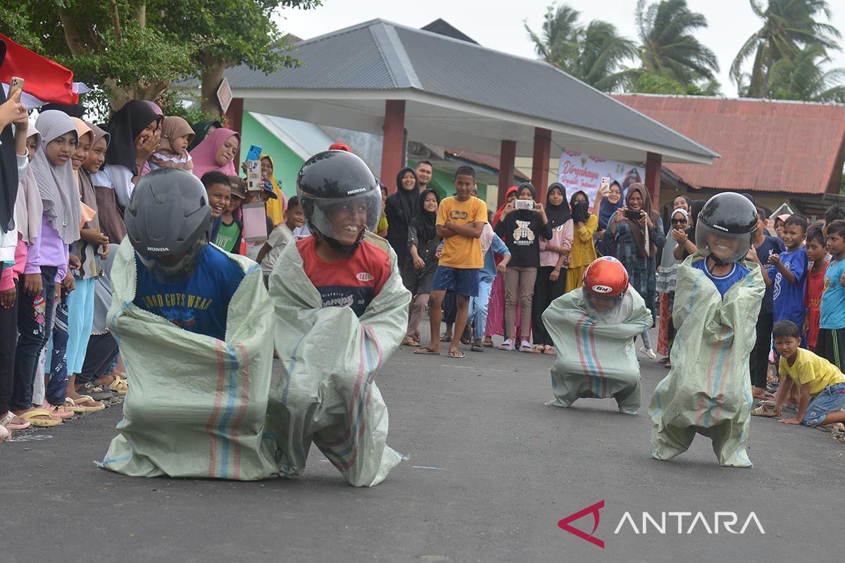 FOTO - Lomba permainan rakyat HUT RI di Kampung Nusa