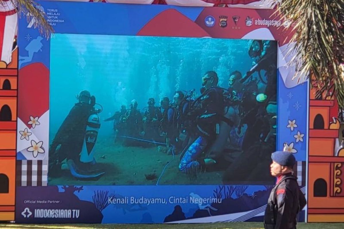 Kemendikbudristek bersama penyelam kibarkan Merah Putih di bawah laut