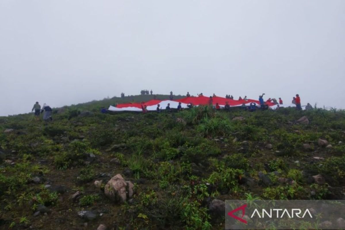 Pendaki kibarkan bendera raksasa di Bukit Kaba Rejang Lebong