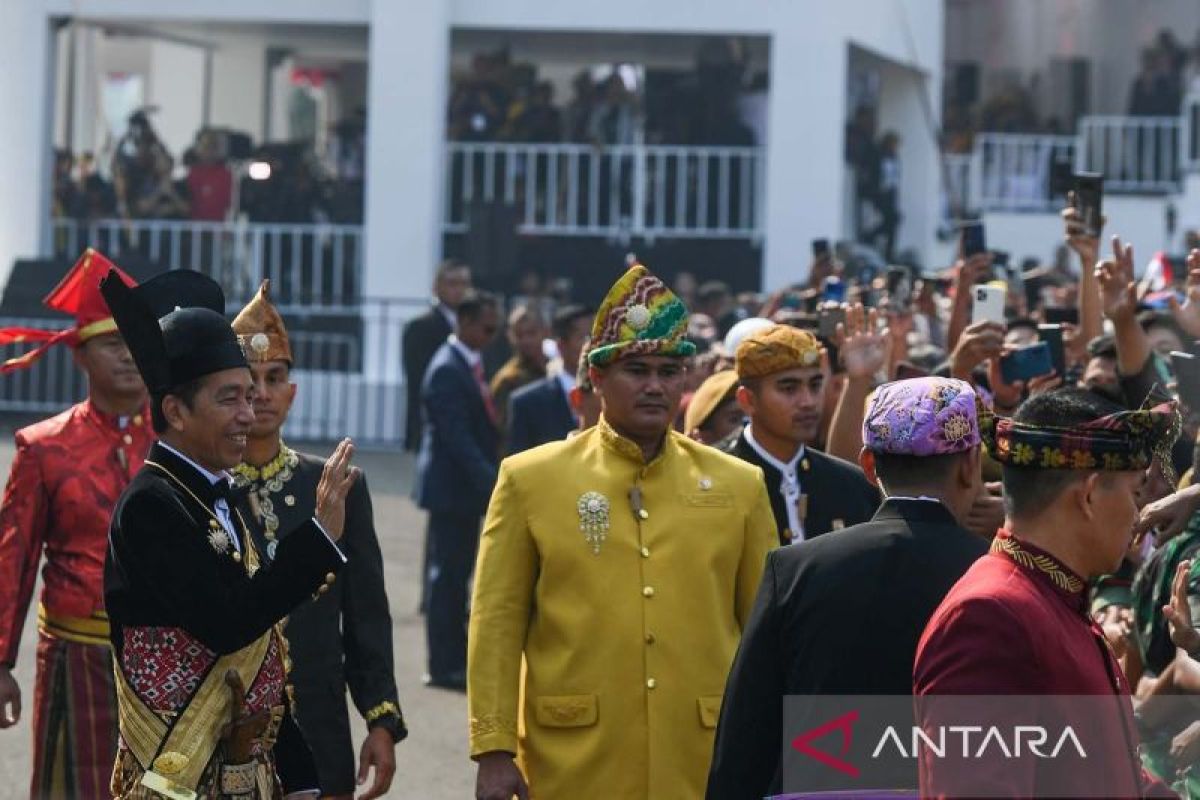 Jokowi sapa masyarakat di luar Istana Kepresidenan saat HUT RI