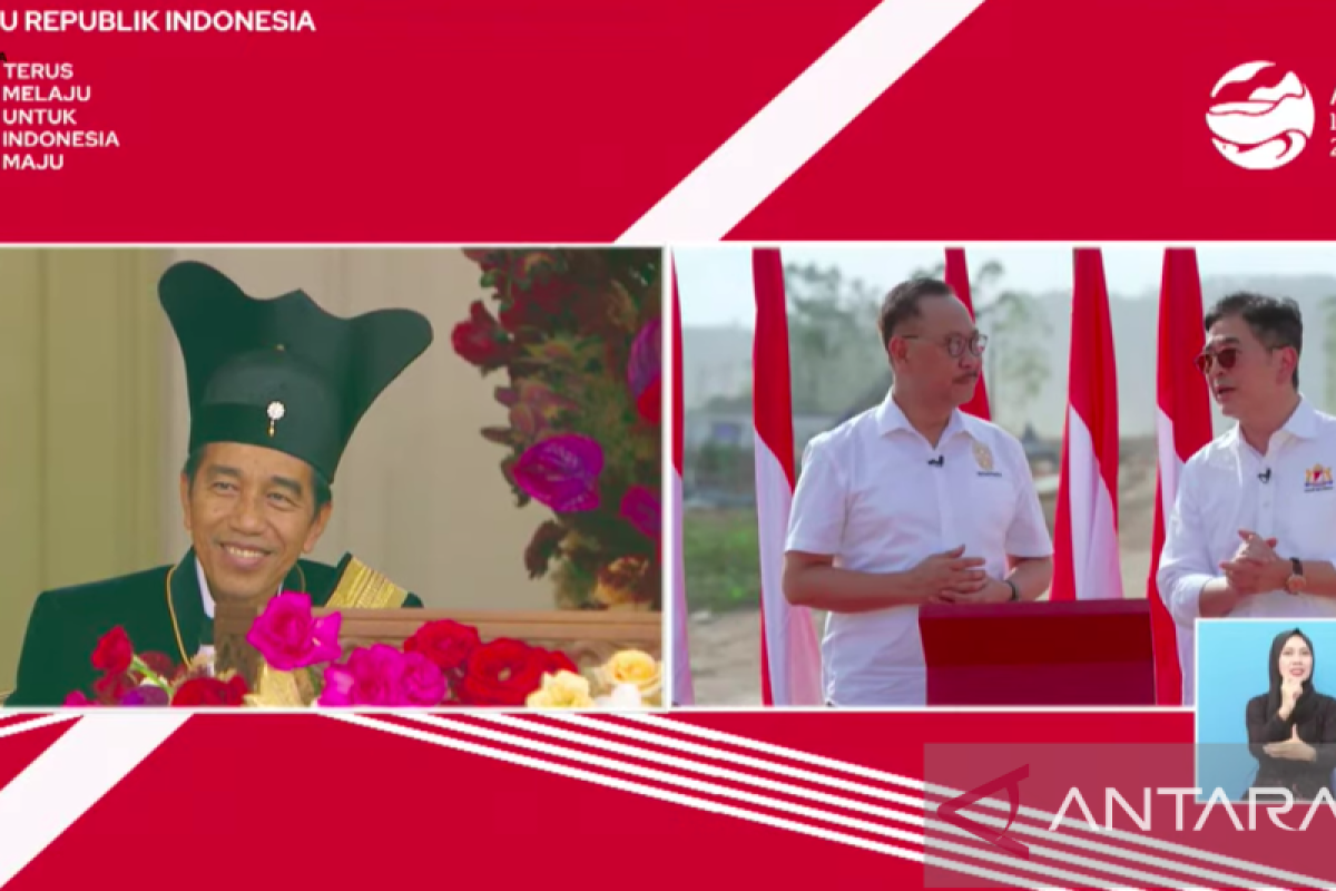 Presiden Jokowi tersenyum dengar laporan progres pembangunan IKN di HUT RI
