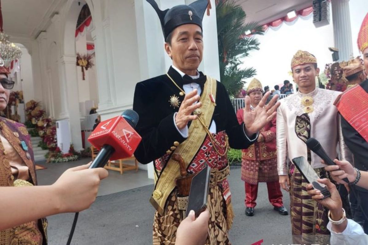 Presiden Jokowi sapa masyarakat yang hadir di Istana Merdeka