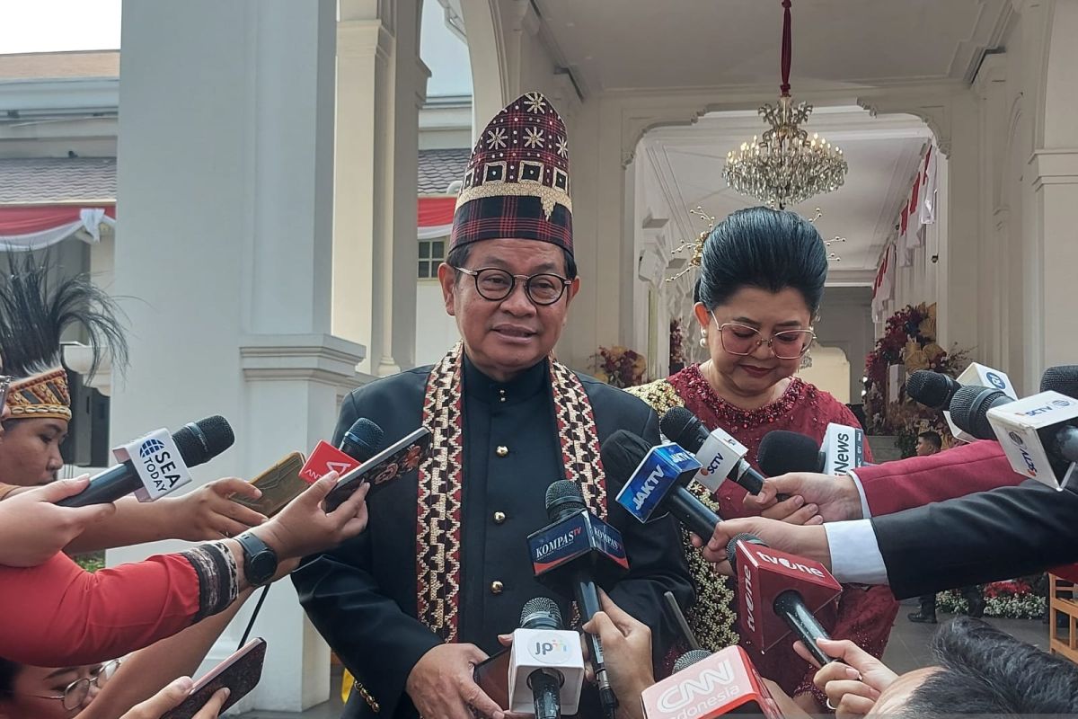 Seskab Pramono Anung pilih baju adat Lampung usai tersorot publik