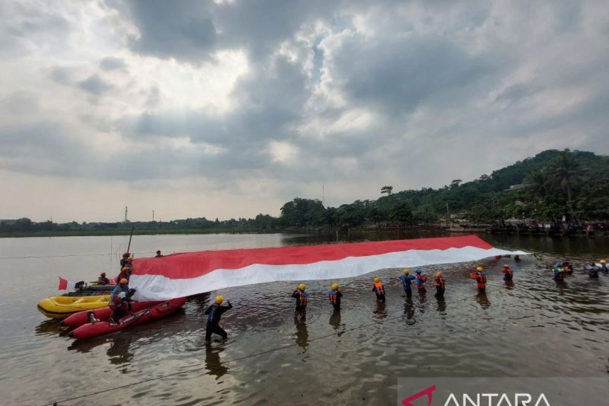 Gabungan pencinta alam kibarkan bendera raksasa di Situ Gunung Putri