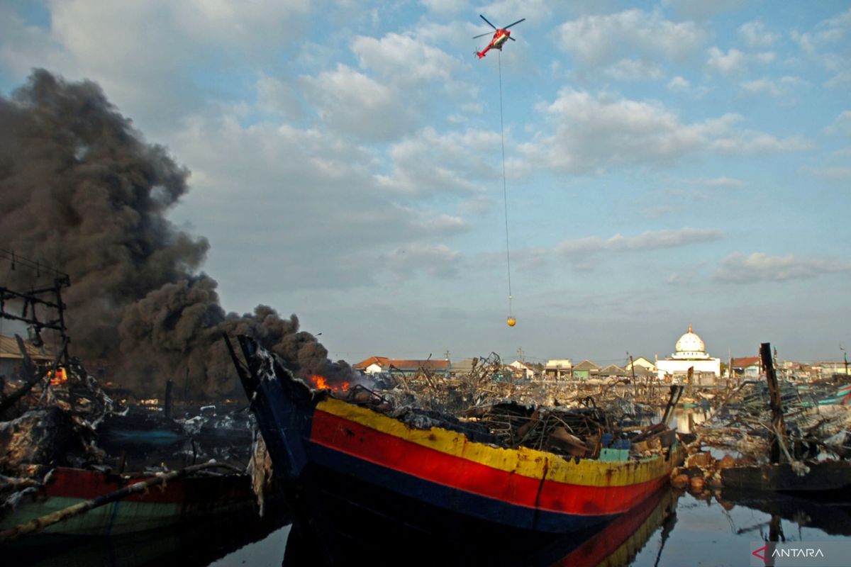 Helikopter Water Bombing Bantu Pemadaman Kebakaran Kapal Di Tegal ...