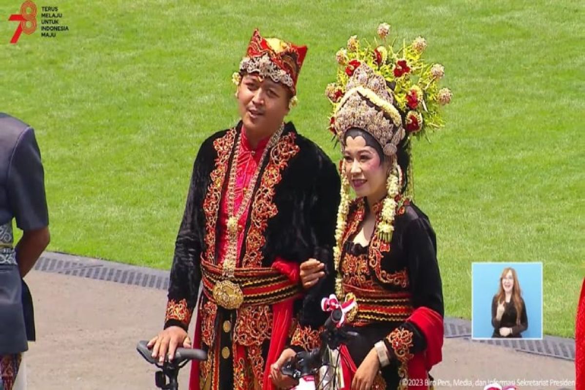 Pakaian pengantin Banyuwangi masuk lima terbaik HUT RI di Istana Negara