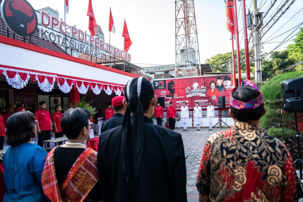 PDI Perjuangan Surabaya gelar upacara HUT ke-78 RI dengan berpakaian adat