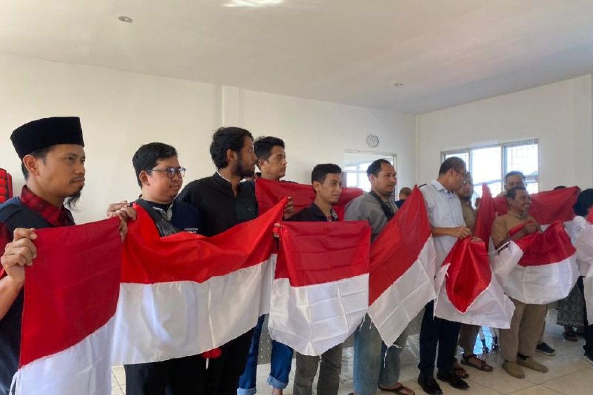Eks Napiter sukseskan gerakan pembagian 10 juta benderadi Surabaya