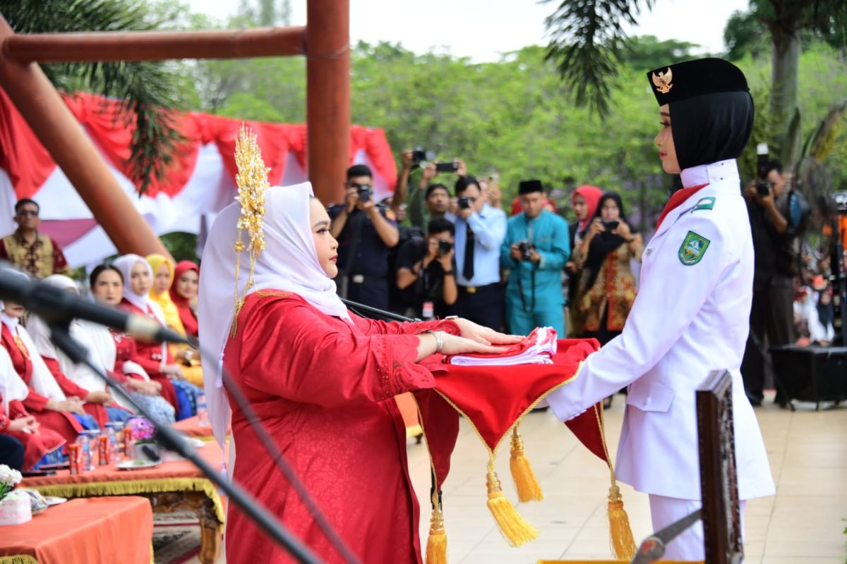 Kasmarni pakai baju adat Melayu dan Bagus berpakaian  Jawa saat upacara HUT RI di Bengkalis
