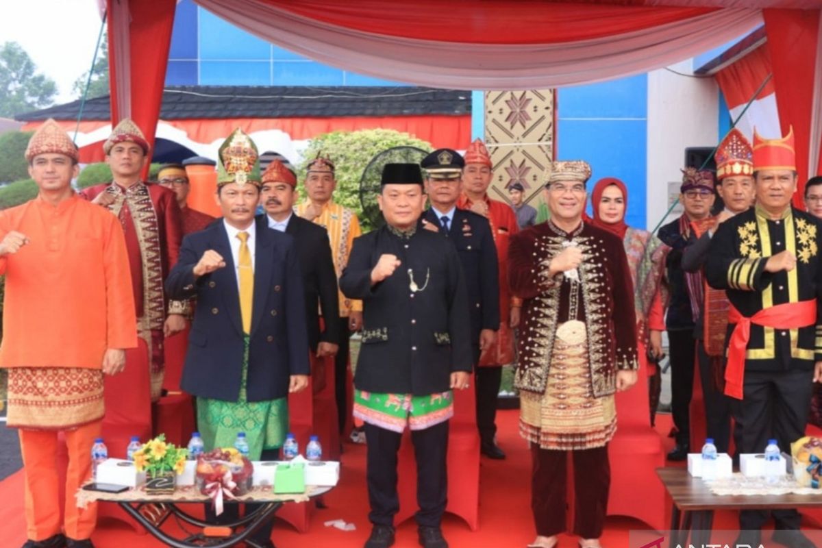 Kakanwil Ilham Djaya kenakan pakaian Minang pimpin upacara HUT RI ke-78