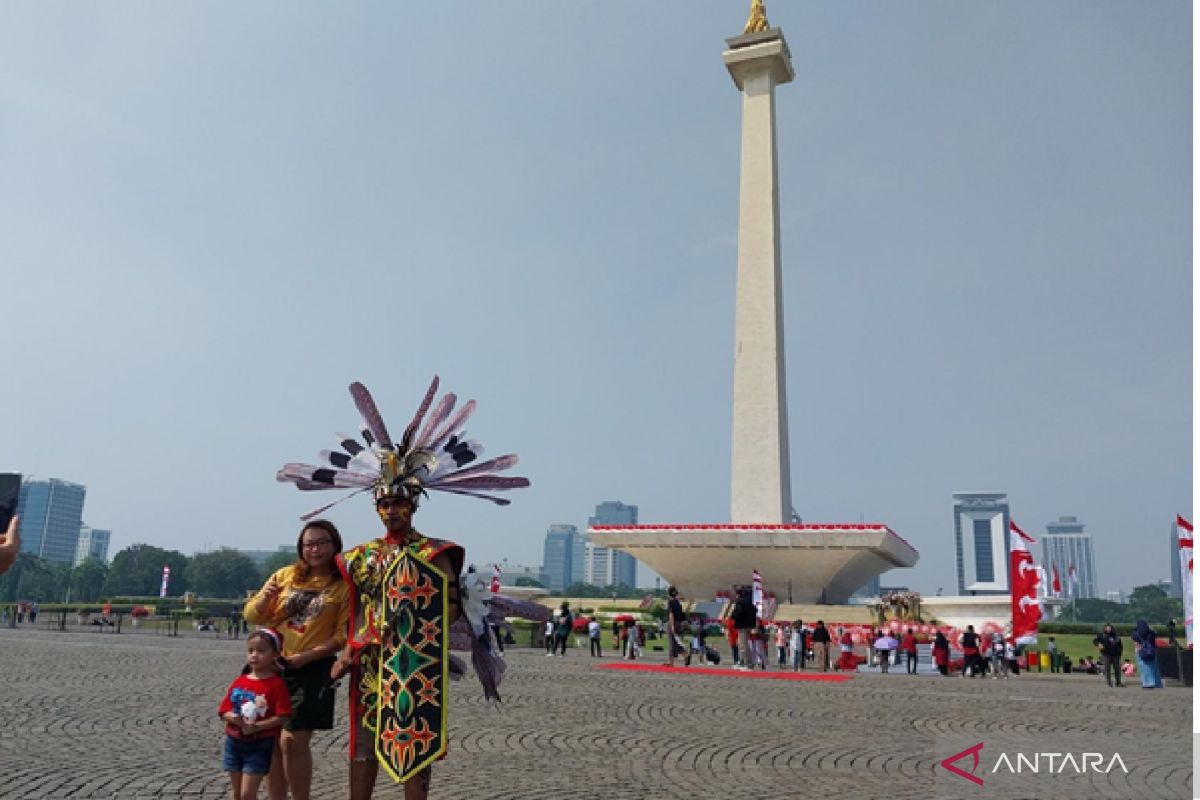 Pengunjung Monas suguhkan keragaman budaya saat perayaan HUT RI