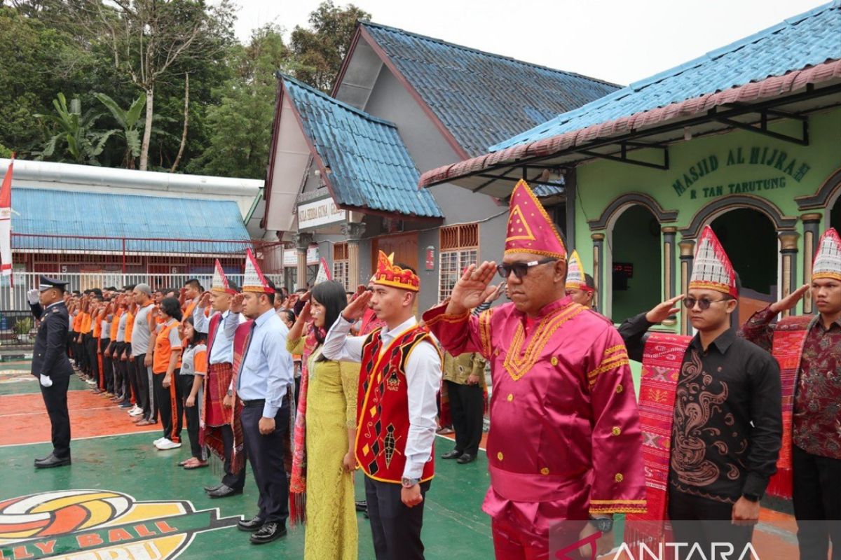 Rutan Tarutung peringati HUT ke-78 RI gunakan pakaian adat