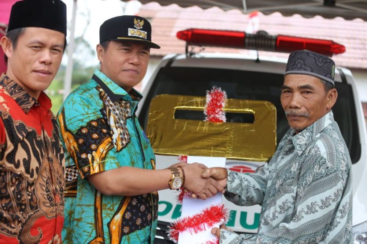 PJ Bupati Lampung Barat serahkan bantuan mobil ambulans ke warga