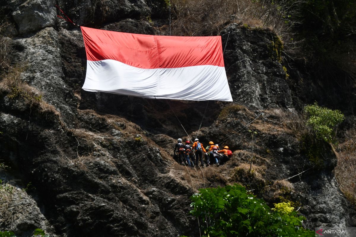 8 spot panjat tebing di Indonesia dengan alam indah memukau
