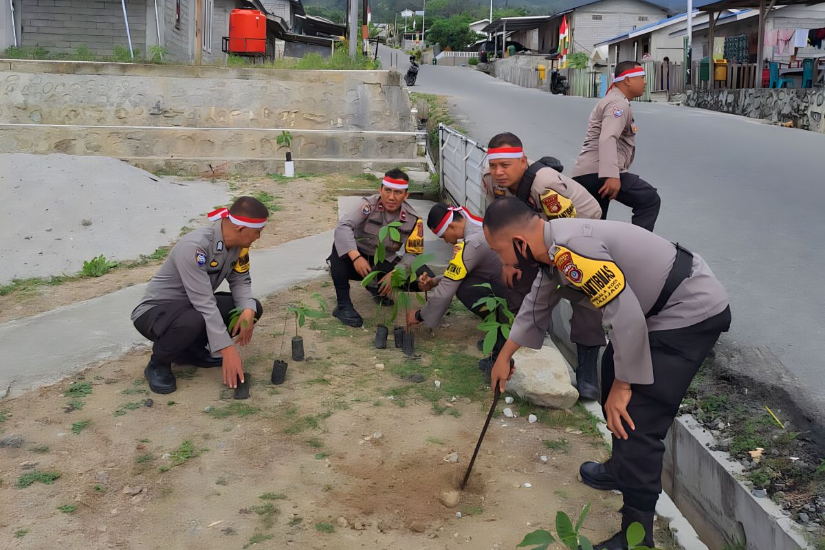 Polsek Palu Barat lakukan penanaman pohon di Huntap Balaroa
